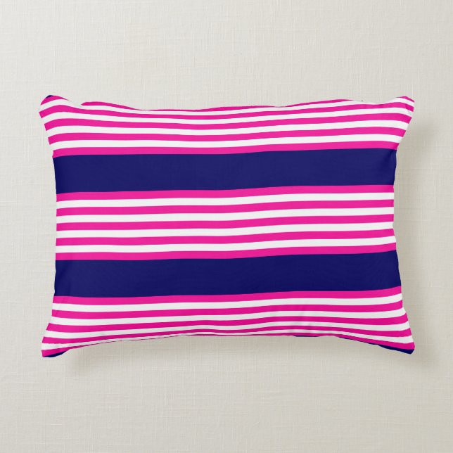 Almofada Decorativa Fuchsia e padrão de cinco faixas brancas com azul (Frente)