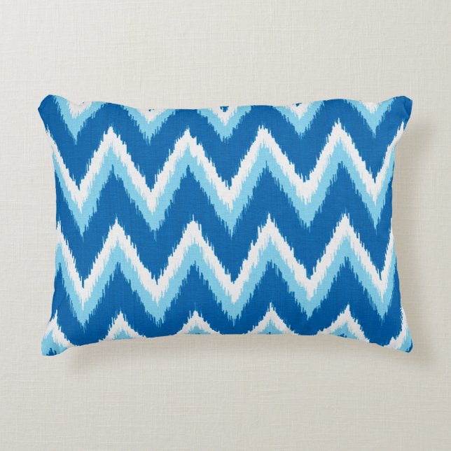 Almofada Decorativa Gamas de Ikat Chevron - Cobalto, Azul-Céu e Branco (Frente)