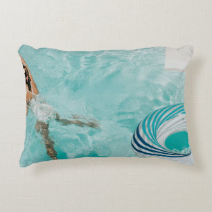 Almofada Decorativa Garota vestindo maiô e natações na piscina de n