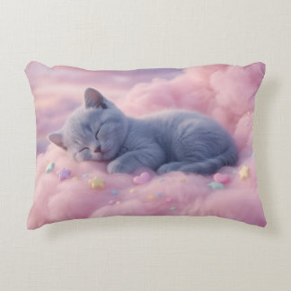 Almofada Decorativa Gatinho Pastel Adormecido em Nuvens Cor-de-Rosa Fo