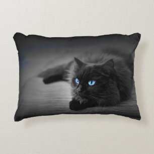 Almofada Decorativa Gato Preto com Olhos Azuis Marcantes – Acento Feli