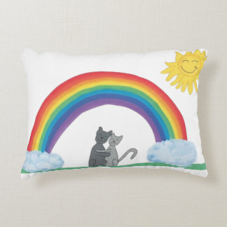 Almofada Decorativa Gatos Fofos Abraçando-se Sob Arco-íris e Sol em Tr