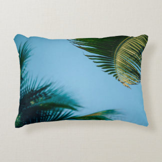 Almofada Decorativa Green palm tree under blue sky in the morning