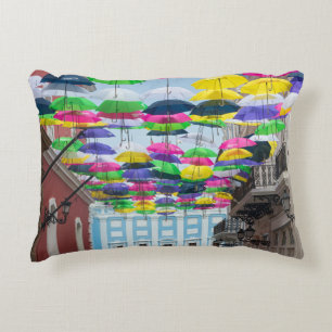 Almofada Decorativa Guarda-chuvas sobre as ruas de San Juan e a mansão