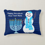 Almofada Decorativa Hanukkah Jewish Snowman Blue Menorah Holiday<br><div class="desc">Este adorável travesseiro Chanucá vai parecer excelente na sala da família ou exibido nas camas do garoto. Pequenos travesseiros de sotaque fazem da decoração para as férias uma brisa e fazem presentes personalizados excelentes também. O feliz boneco de neve e o símbolo tradicional Menorah fazem um padrão divertido nas costas...</div>
