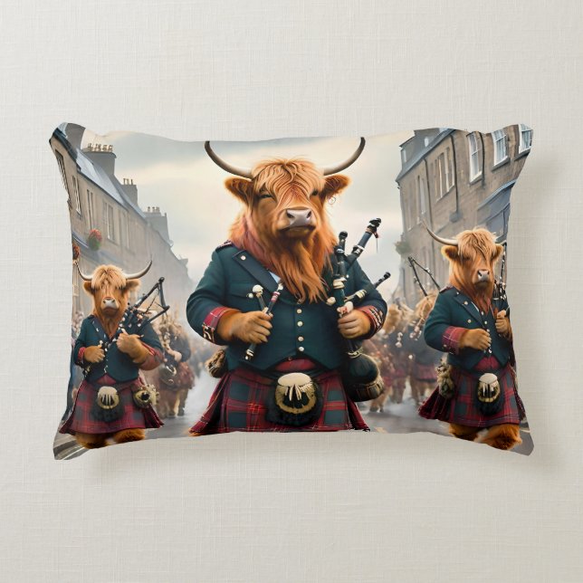 Almofada Decorativa Highland Harmony: Bagpipe Highland Cow Banda (Frente)
