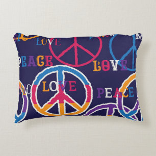 Almofada Decorativa Hippie Peace: Design de símbolos vibrantes.