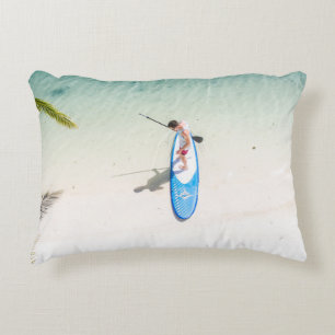 Almofada Decorativa Homem surfando na praia