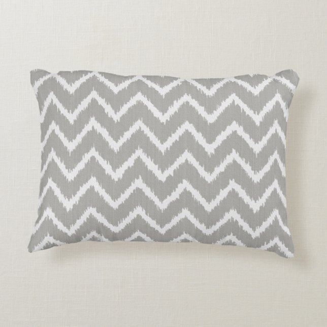 Almofada Decorativa Ikat Chevrons - cinzas prateadas e brancas (Verso)