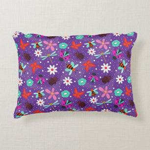 Almofada Decorativa Insetos Coloridos e Flores em um Fundo Roxo