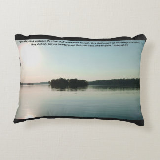 Almofada Decorativa Lago Pacífico e Árvores Distantes com escritura