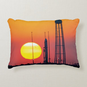 Almofada Decorativa Lançamento do Foguete Antares da NASA ao Nascer do