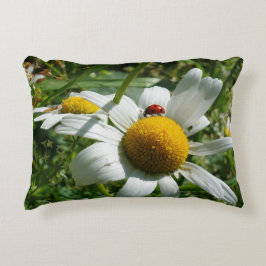 Almofada Decorativa Lieveheersbeestje op margriet in de natuur.