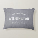 Almofada Decorativa Linen Russo Não há lugar como Casa<br><div class="desc">Adoramos esses travesseiros personalizáveis que celebram nossa cidade natal e nosso estado com um estilo rústico, porém moderno, de fazenda em uma textura de linha de cinza. "Não há lugar como o lar" de fato: personalize com sua cidade e estado em um roteiro de caligrafia moderno. Um presente perfeito para...</div>