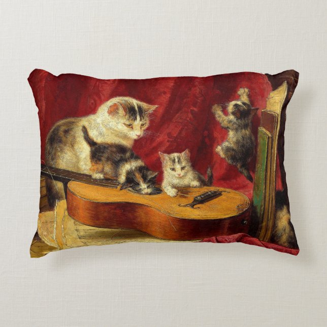 Almofada Decorativa Mãe Gato e Gatinhos Brincando com Violão (Frente)
