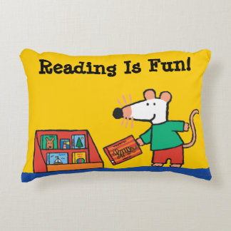 Almofada Decorativa Maisy com livros da biblioteca