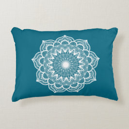 Almofada Decorativa Mandala branca em fundo azul