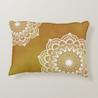 Almofada Decorativa Mandala branca em fundo dourado