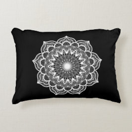 Almofada Decorativa Mandala branca em fundo preto