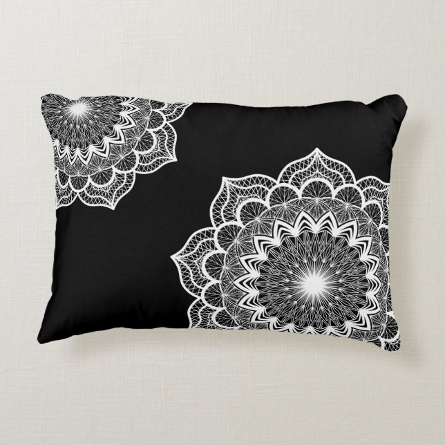 Almofada Decorativa Mandala Branco em Fundo Preto (Verso)