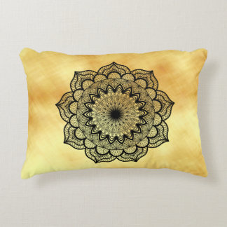 Almofada Decorativa Mandala preto em fundo dourado suave