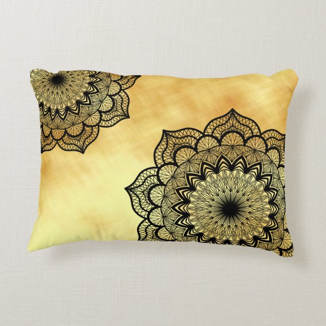 Almofada Decorativa Mandala Preto em Fundo Dourado Suave (Verso)