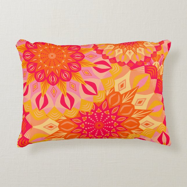Almofada Decorativa Mandala Sobreposta Laranja Rosa Amarelo (Frente)