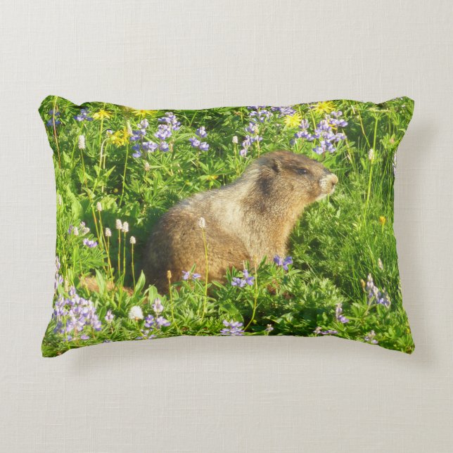 Almofada Decorativa Marmota em Flores Silvestres do Monte Rainier (Frente)
