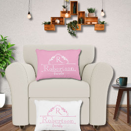 Almofada Decorativa Moldura Rosa Bebê com Nome de Família e Monograma 