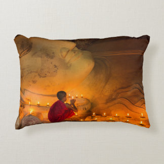 Almofada Decorativa Monge rezando perto de um Buda
