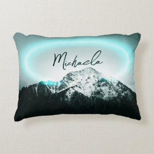 Almofada Decorativa Monograma de luz neon azul misterioso da montanha