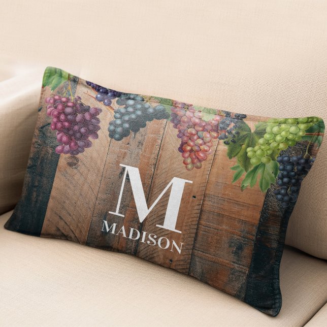 Almofada Decorativa Monograma de Madeira e Uvas de Vinha Rústica (Rustic Vineyard Wood & Grapes Monogram Accent Pillow)