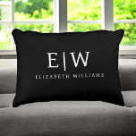 Almofada Decorativa Monograma Moderno Minimalista Preto e Branco<br><div class="desc">Apresentando nossa Coleção de Monogramas Modernos Minimalistas Pretos e Brancos: adote simplicidade e sofisticação com nossos designs minimalistas, curados para elevar seu estilo sem esforço. Feita de olho na estética moderna, essa coleção apresenta designs negras e brancos elegantes, acentuados por monogramas personalizados. De papelaria chic a acessórios versáteis, nossa coleção...</div>