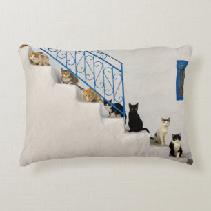 Almofada Decorativa Muitos gatos numa escada branca numa aldeia grega