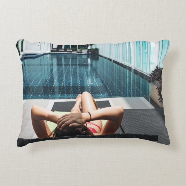 Almofada Decorativa Mulher deitada no salão castanho (Frente)