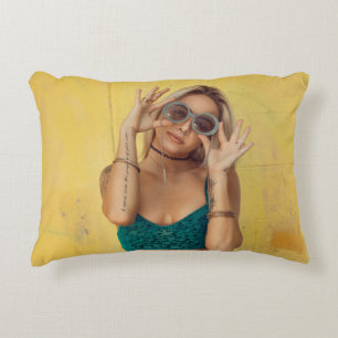 Almofada Decorativa Mulher em bralette azul segurando óculos de sol c