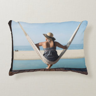 Almofada Decorativa Mulher que senta-se em um Hammock em um hotel