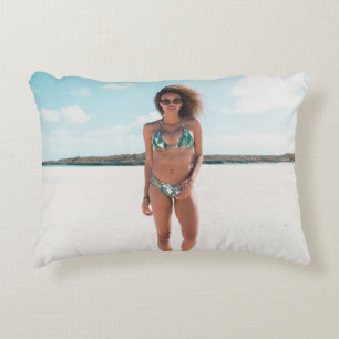 Almofada Decorativa Mulher vestindo biquíni em pé na areia