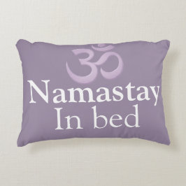 Almofada Decorativa Namastay Na Cama Ioga Lavanda roxo branco Divertid
