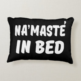 Almofada Decorativa Namaste na cama engraçada
