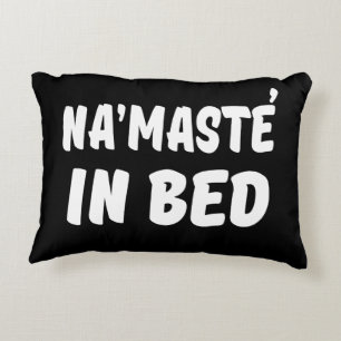 Almofada Decorativa Namaste na cama engraçada