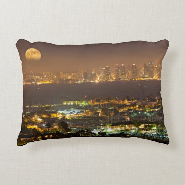 Almofada Decorativa Nascer da lua sobre a silhueta de San Diego (Frente)