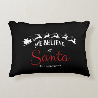 Almofada Decorativa Natal Festivo Acreditamos no Papai Noel preto