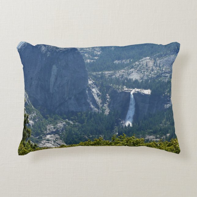 Almofada Decorativa Nevada Falls pela Panorama Trail (Frente)