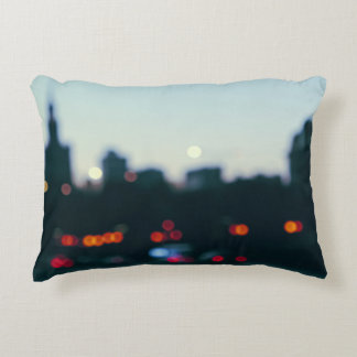 Almofada Decorativa Noite de Varsóvia: Silhueta Blurry Cityscape.