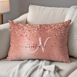 Almofada Decorativa Nome do Monograma do Glitter Metálico Brutado Dour<br><div class="desc">Personalize facilmente este travesseiro de sotaque chic com sotaque bonito,  com brilho brilhante rosa em ouro em um fundo metálico escovado rosa.</div>
