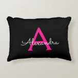 Almofada Decorativa Nome do Monograma Girly Black Script Hot-Pink<br><div class="desc">Nome do Monograma e Travesseiro Inicial do Script Preto e Rosa Quente O travesseiro faz o doce e perfeito presente de 16 anos,  casamento,  chá de panela,  chá de fraldas ou festa de solteira para alguém que decora seu quarto em ouro rosa.</div>