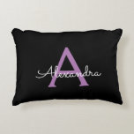Almofada Decorativa Nome do Monograma Girly de Script Preto Roxo<br><div class="desc">Nome do Monograma e Travesseiro Inicial do Script Preto e Roxo. O travesseiro faz o doce e perfeito presente de 16 anos,  casamento,  chá de panela,  chá de fraldas ou festa de solteira para alguém que decora seu quarto em ouro rosa.</div>