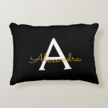 Almofada Decorativa Nome do Monograma Rapariga de Script Moderno Doura<br><div class="desc">Nome do Monograma de Script Preto e Dourado e Travesseiro Inicial. O travesseiro faz o doce e perfeito presente de 16 anos,  casamento,  chá de panela,  chá de fraldas ou festa de solteira para alguém que decora seu quarto em ouro rosa.</div>