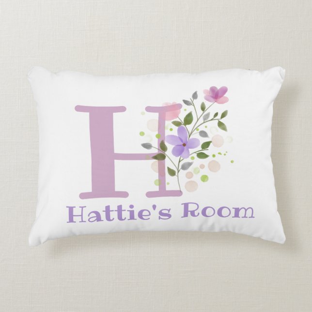 Almofada Decorativa Nome e inicial em um Design Floral. Bonito (Frente)